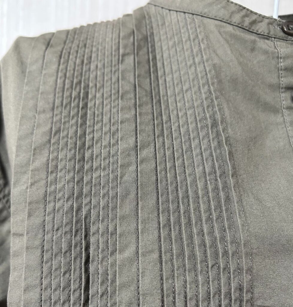 肩にピンタックが施されたシャツの画像